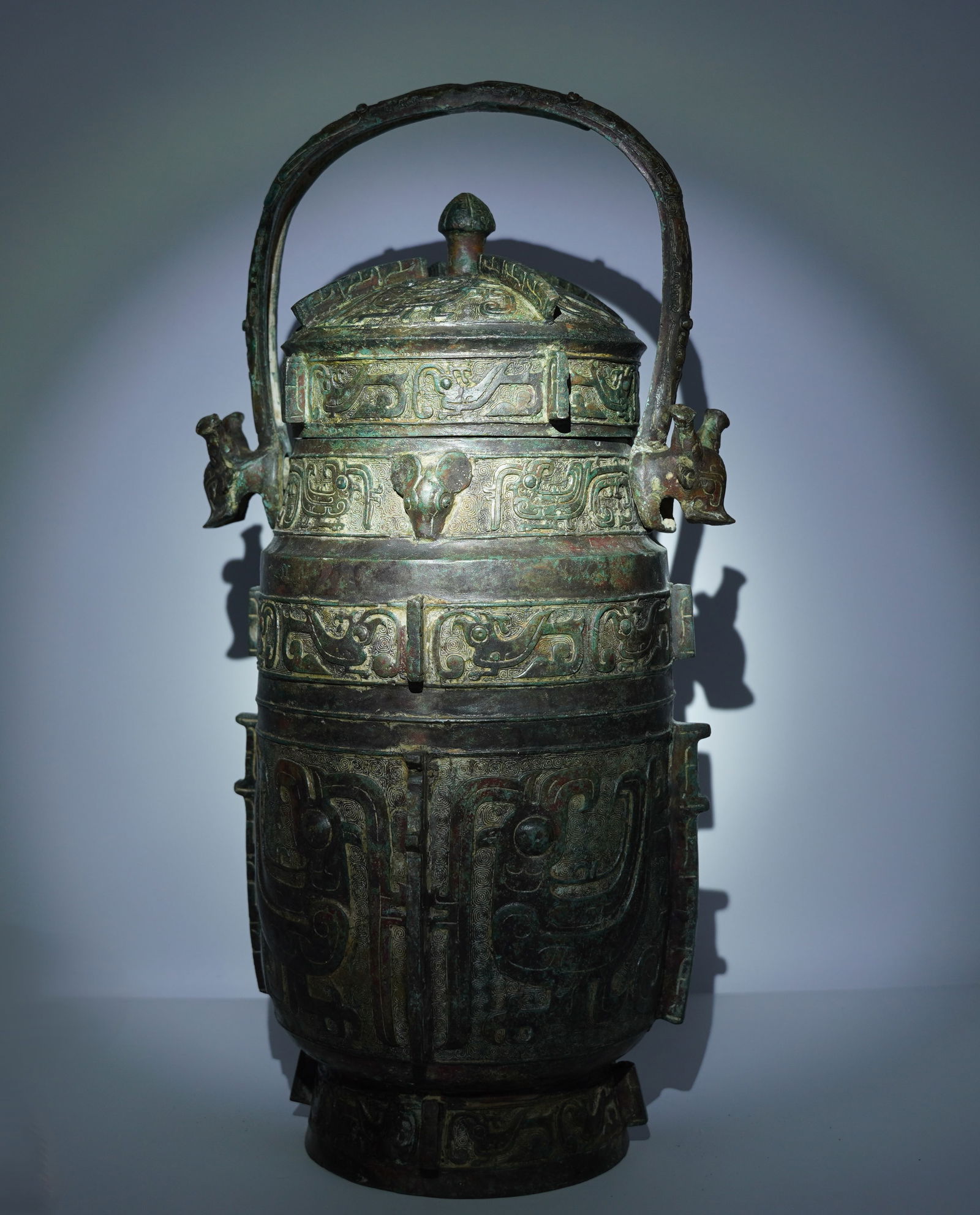 Chinese important bronze vessel (1 of 10)