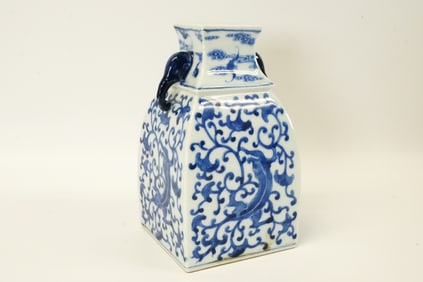 Chinese important fine handled vase