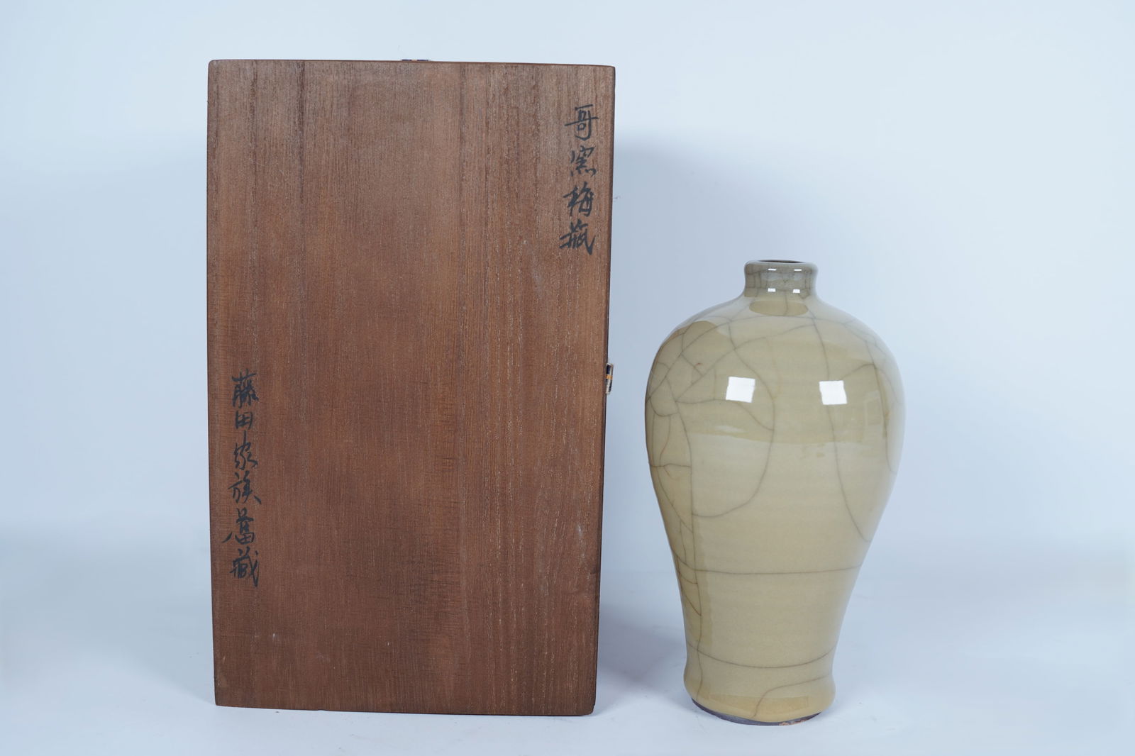 Chinese fine crackled vase: Chinese fine crackled vase, with wooden storage box.