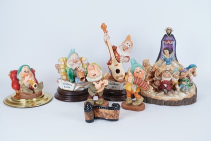 Lots Disney figurines