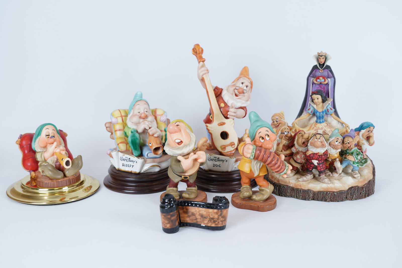 Lots Disney figurines (1 of 8)