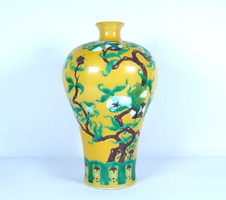 Chinese fine yellow vase