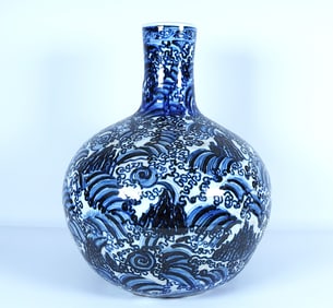 Chinese important b/w vase