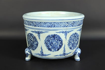 Chinese fine footed censer