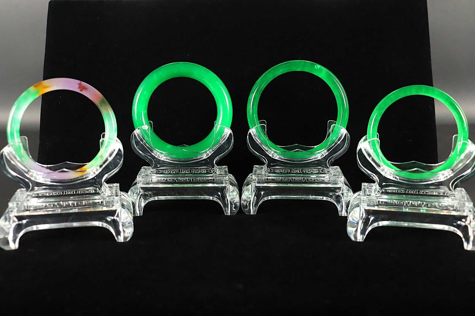 Lots Chinese fine bangles: Lots chinese fine bangles.