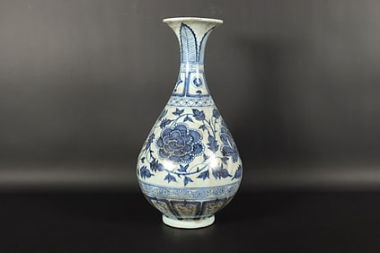 Chinese tall b/w vase