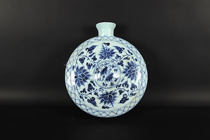 Chinese b/w flask vase