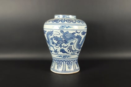 Chinese b/w dragon vase
