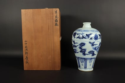 Chinese fine b/w vase