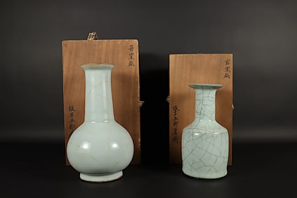 2 Chinese crackled vase