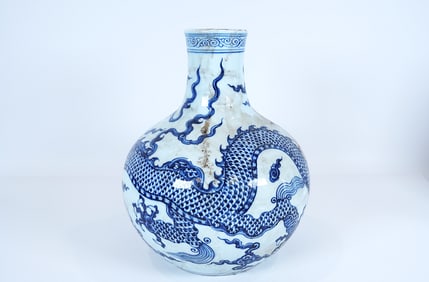 Chinese b/w dragon vase