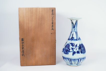 Chinese tall b/w vase