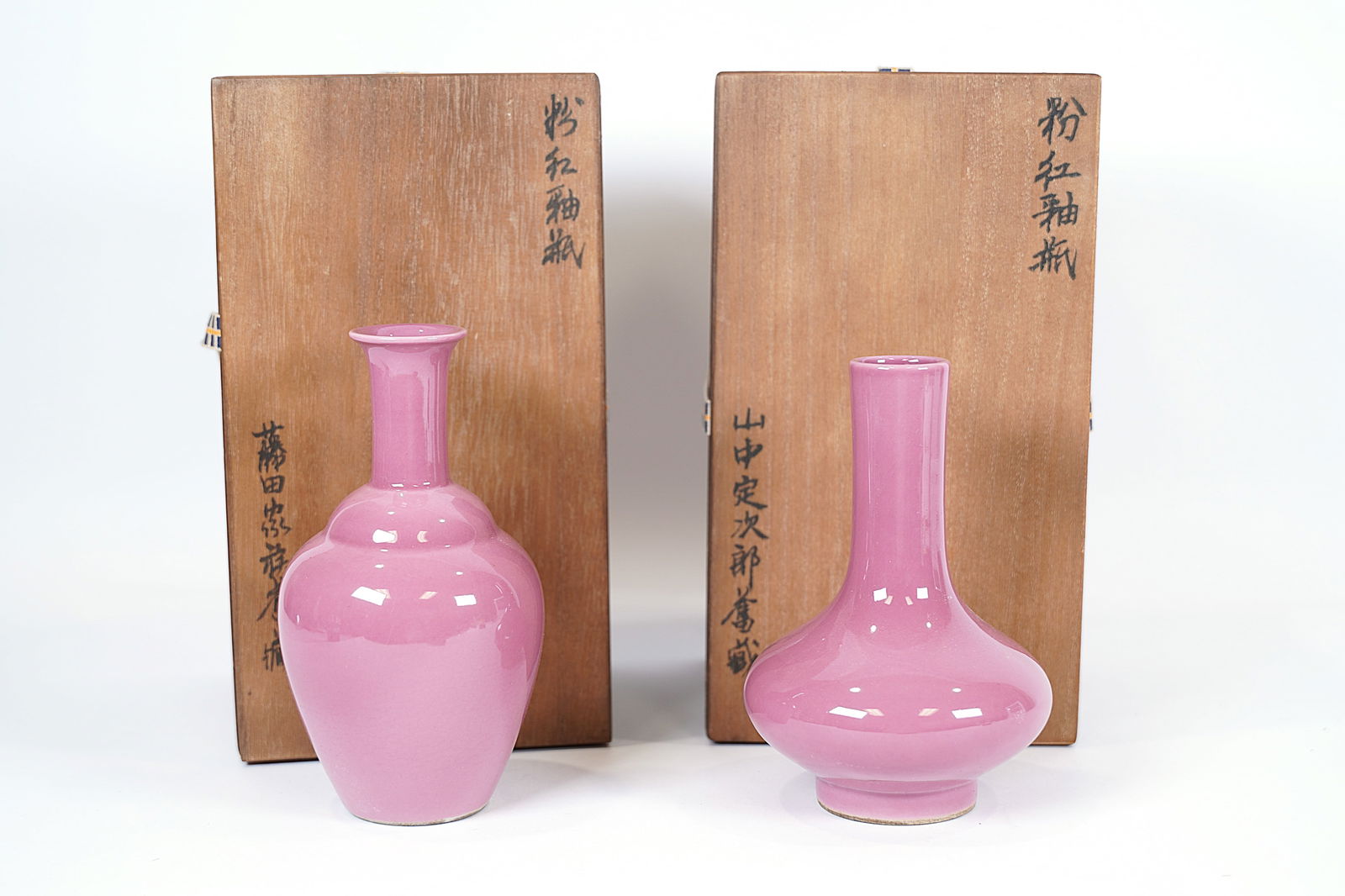 2 Chinese fine vase: 2 Chinese fine vase, with wooden box. Largest H: 6.5" x W: 3.5."