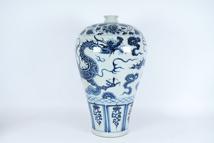 Chinese important dragon vase