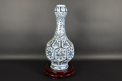 Chinese fine b/w vase