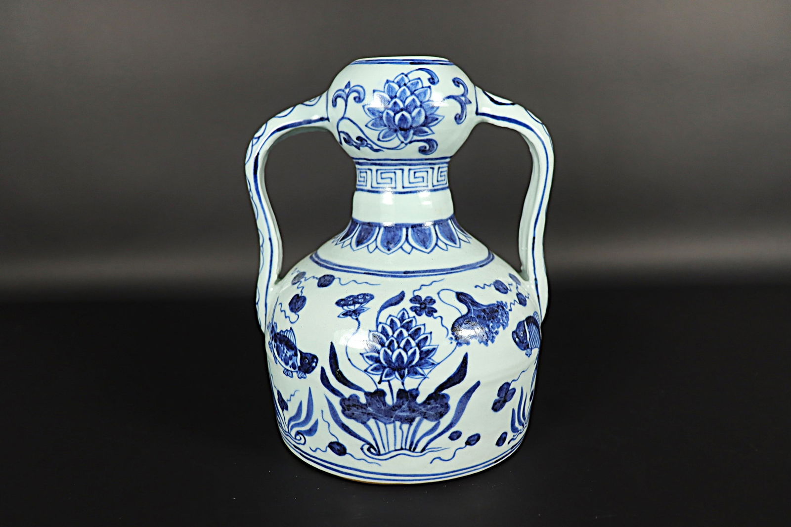 Chinese b/w fine handled vase (1 of 7)