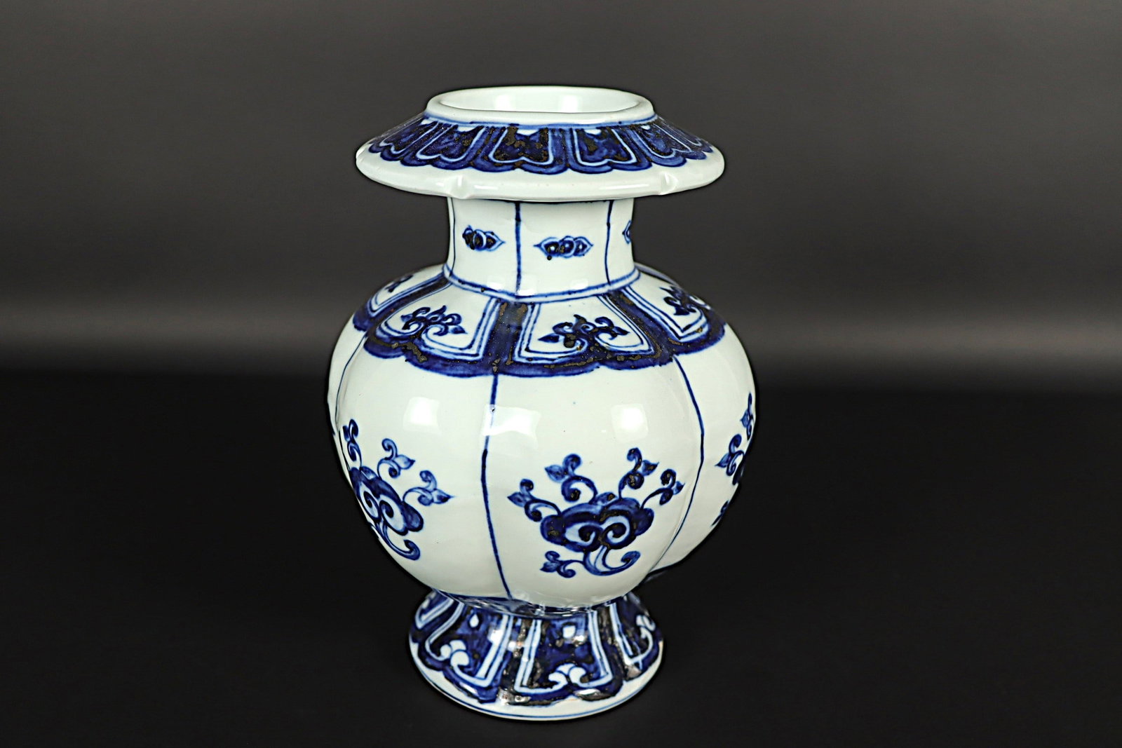 Chinese b/w unusual vase (1 of 7)