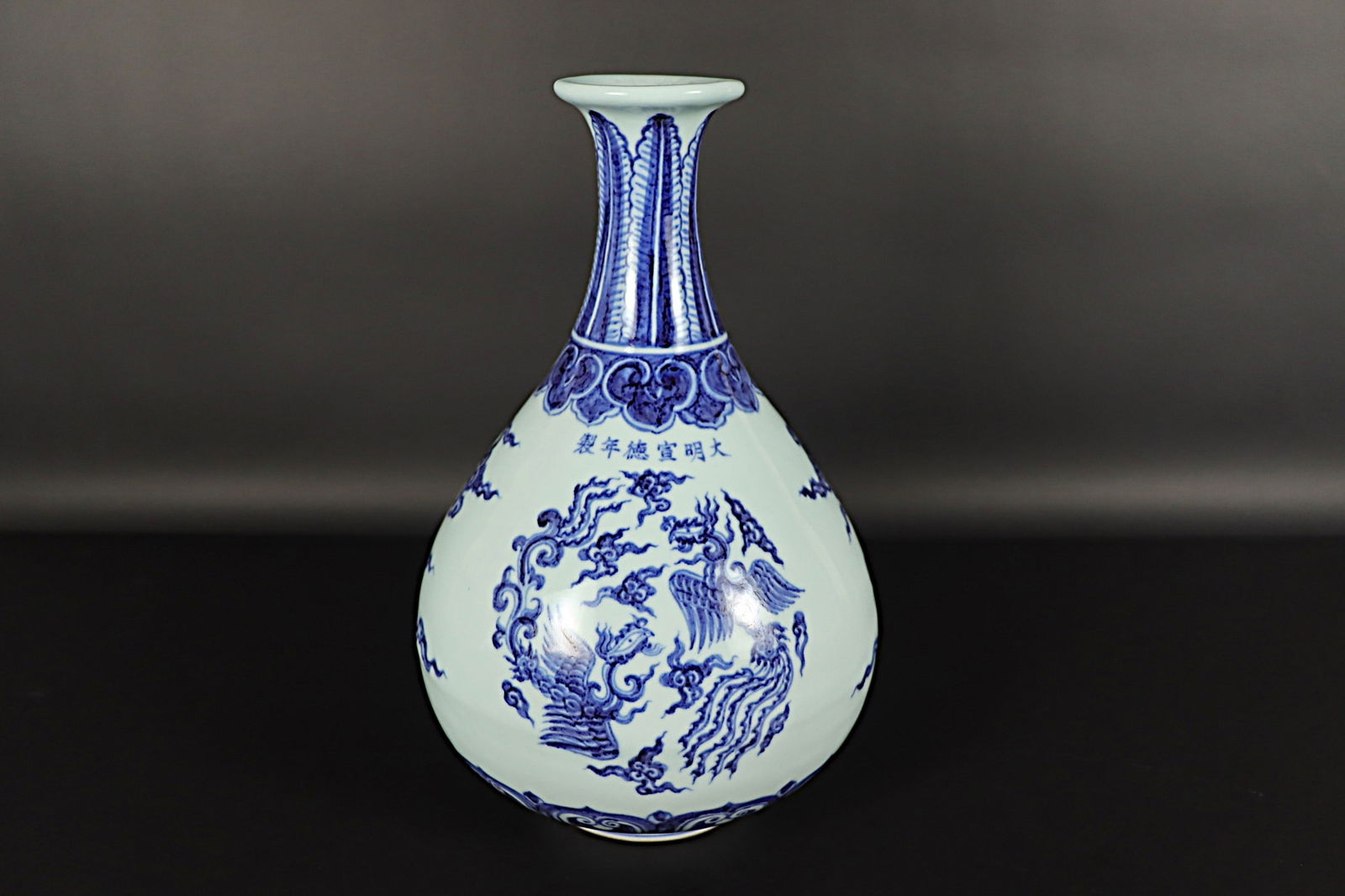 Chinese fine b/w vase (1 of 7)