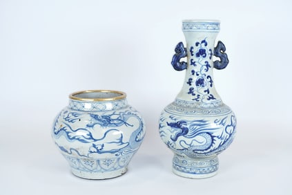 2 Chinese b/w vase
