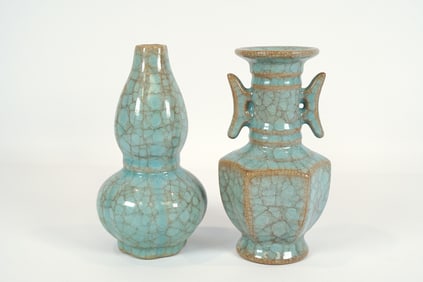 2 Chinese crackled vase