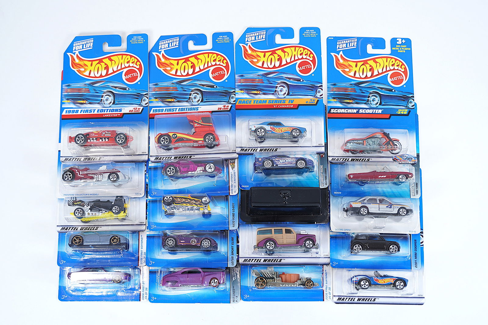 Lots Hot Wheels in box (1 of 7)