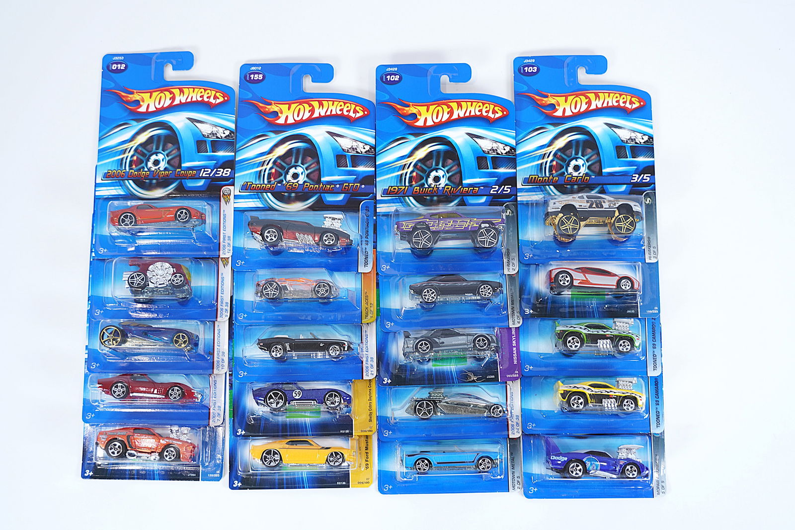 Lots Hot Wheels in box (1 of 7)