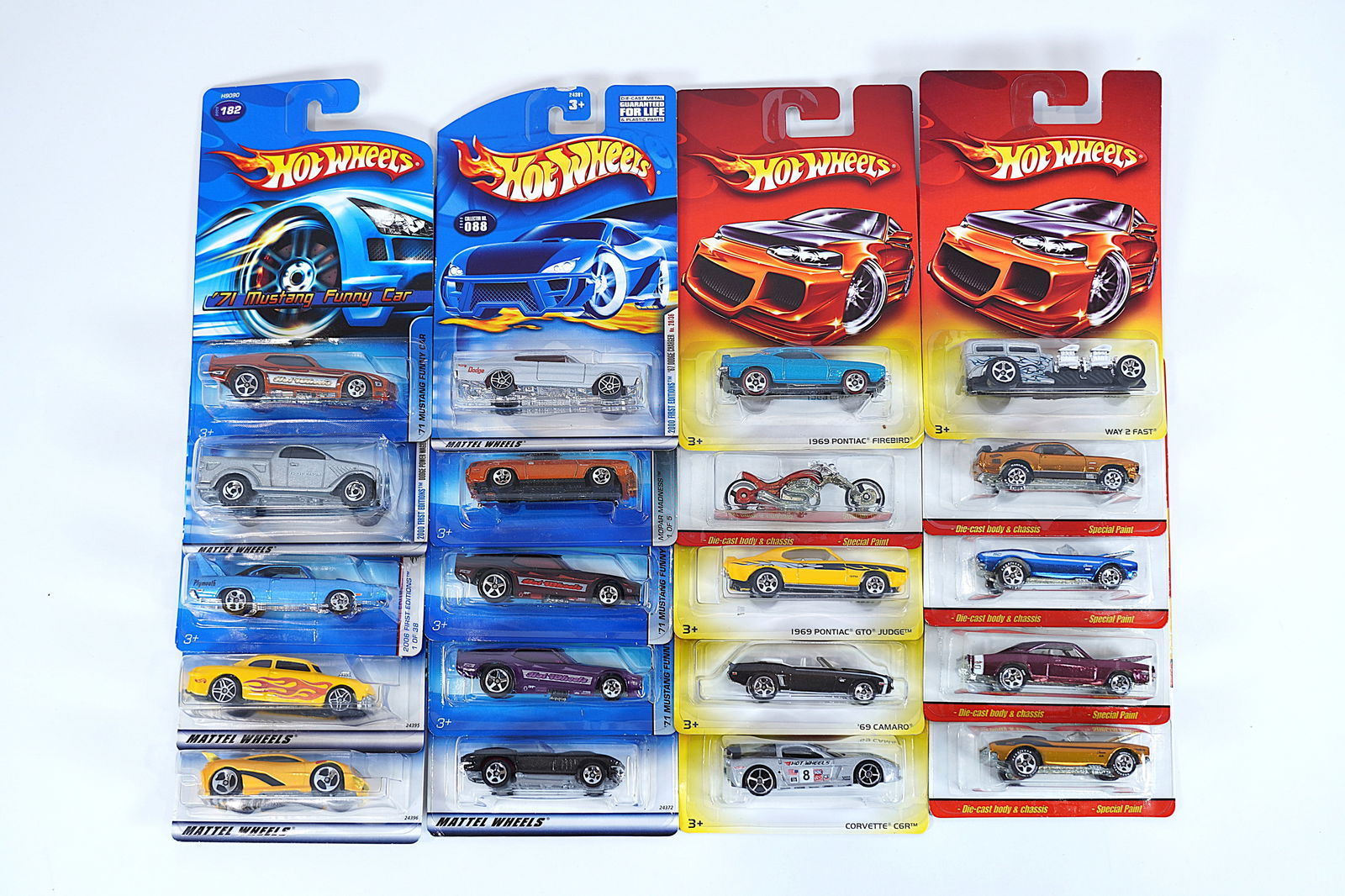 Lots Hot Wheels in box (1 of 7)