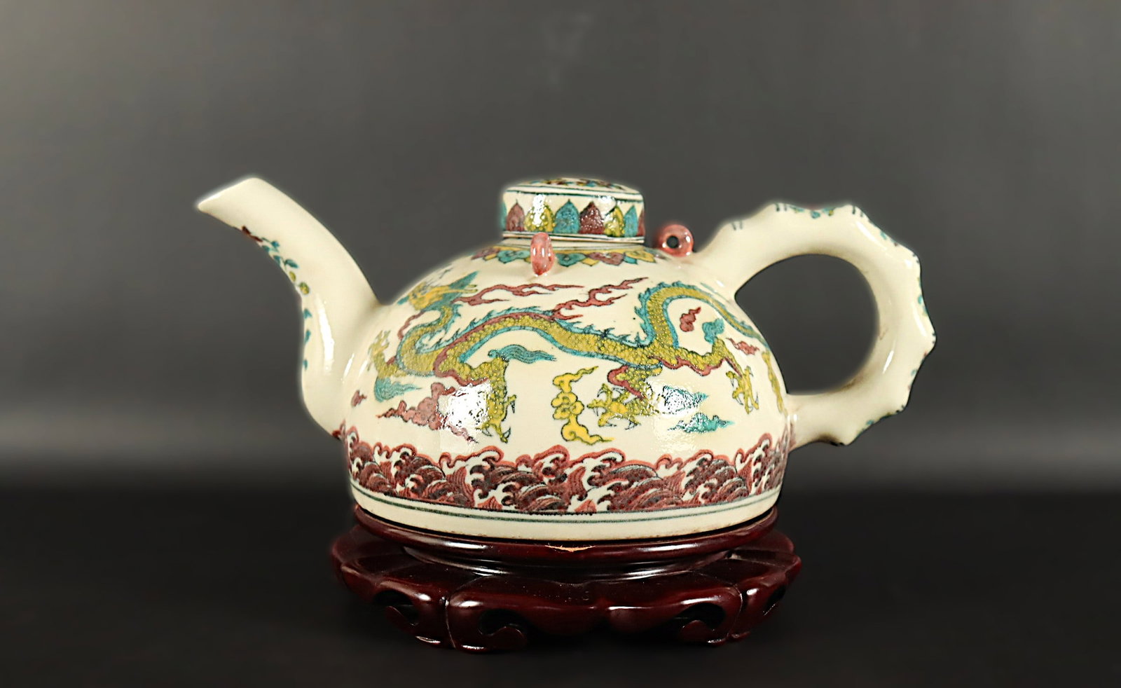 Chinese fine dragon teapot: Chinese fine dragon teapot. H: 5" x W: 11."