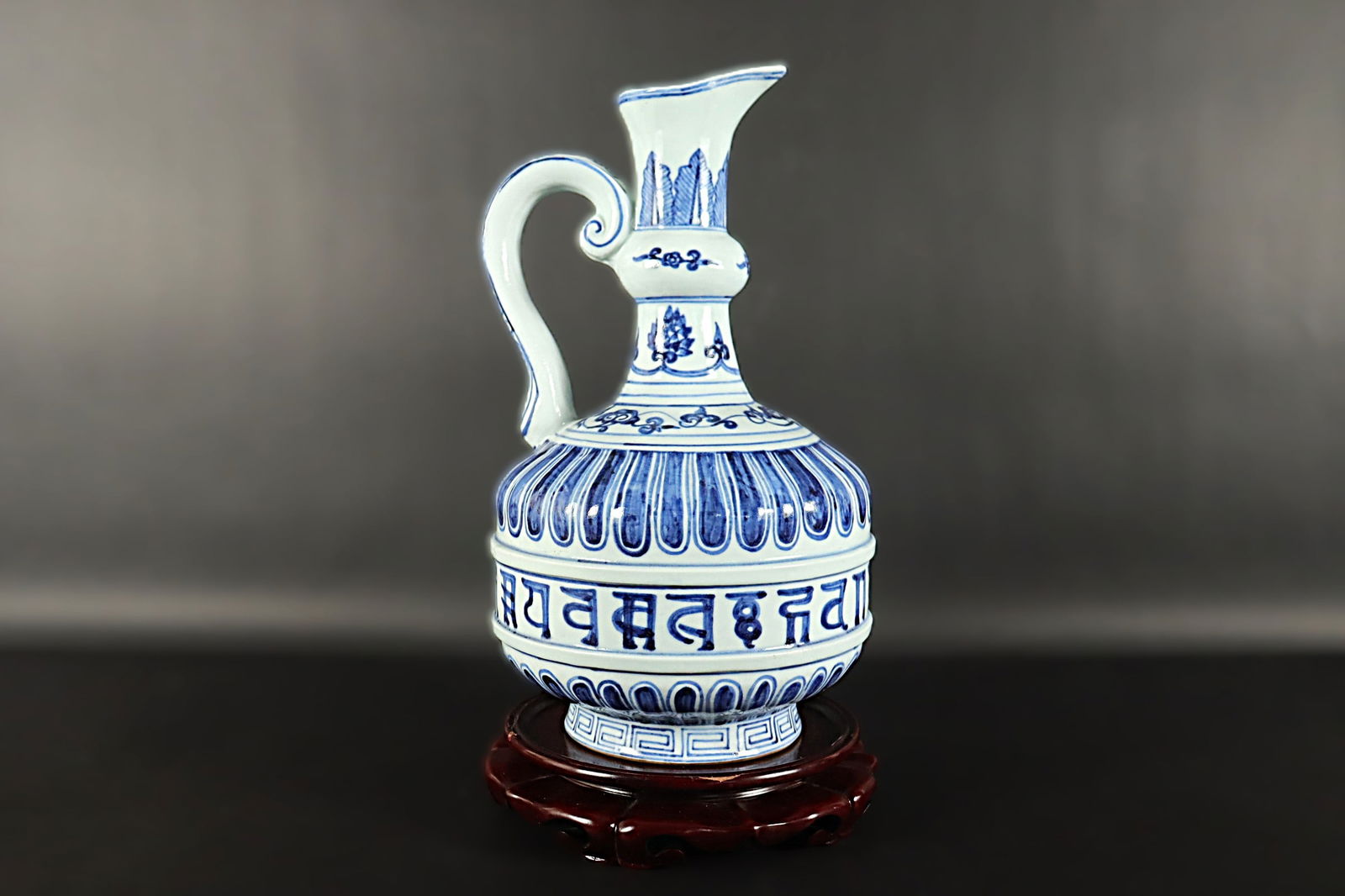 Chinese b/w fine pot (1 of 7)