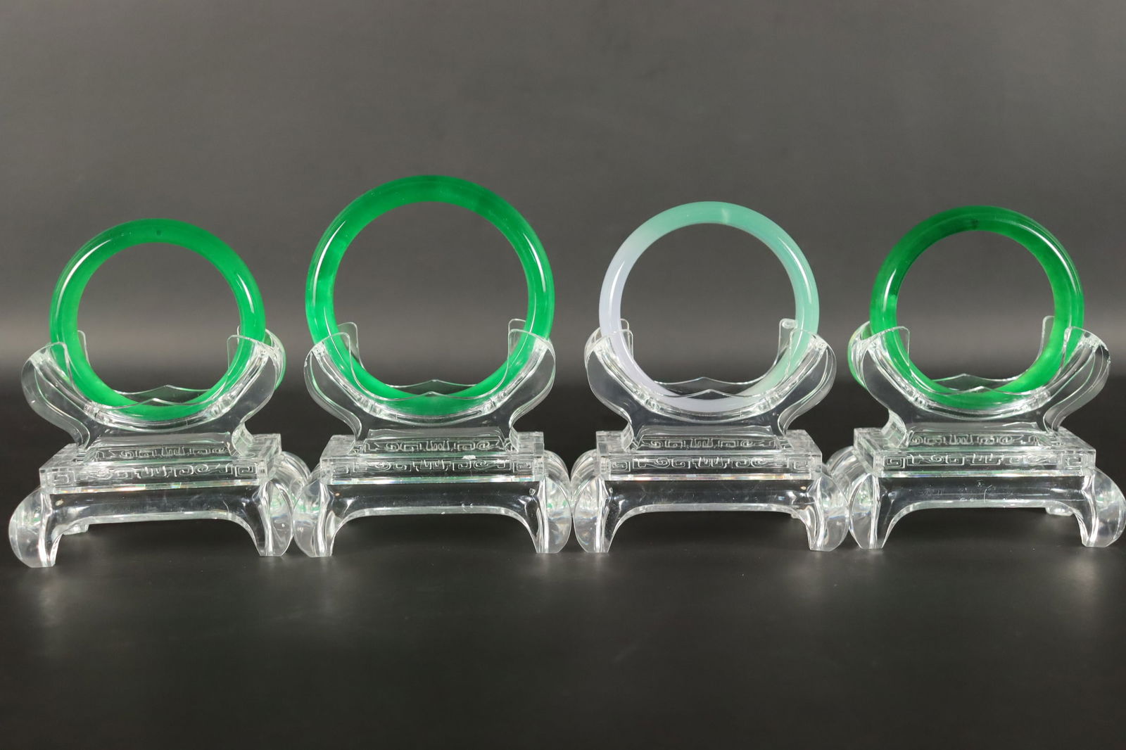 Lots Chinese fine bangles: Lots Chinese fine bangles.