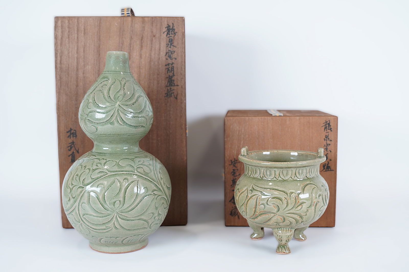 2 Chinese fine vase: 2 Chinese fine vase, comes with wooden box. Largest H: 9" x W: 5."