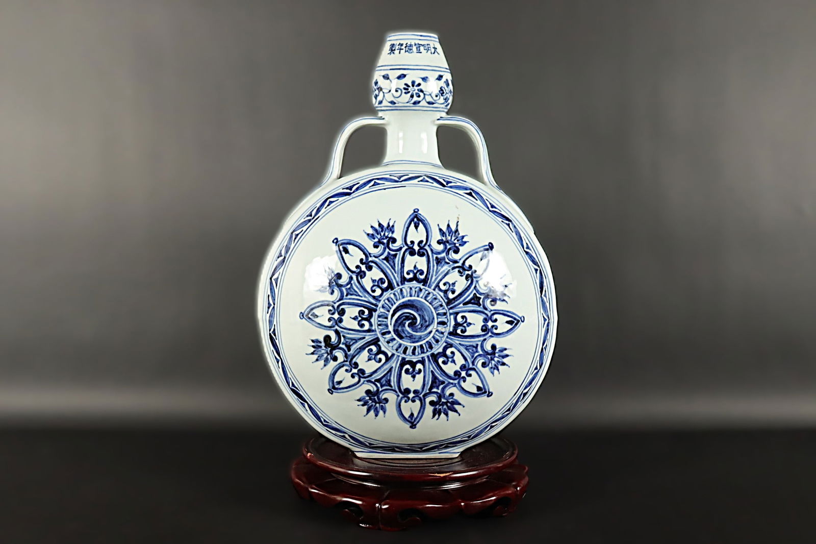 Chinese fine flask vase (1 of 7)