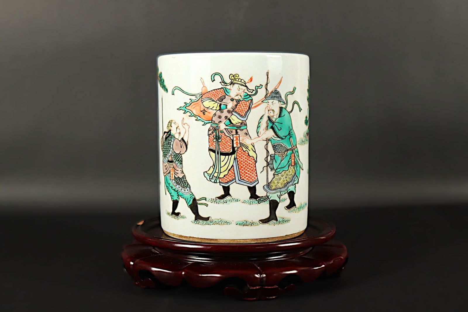 Chinese fine brush pot: Chinese fine famille verte brush pot. H: 5.5" x W: 4.6."