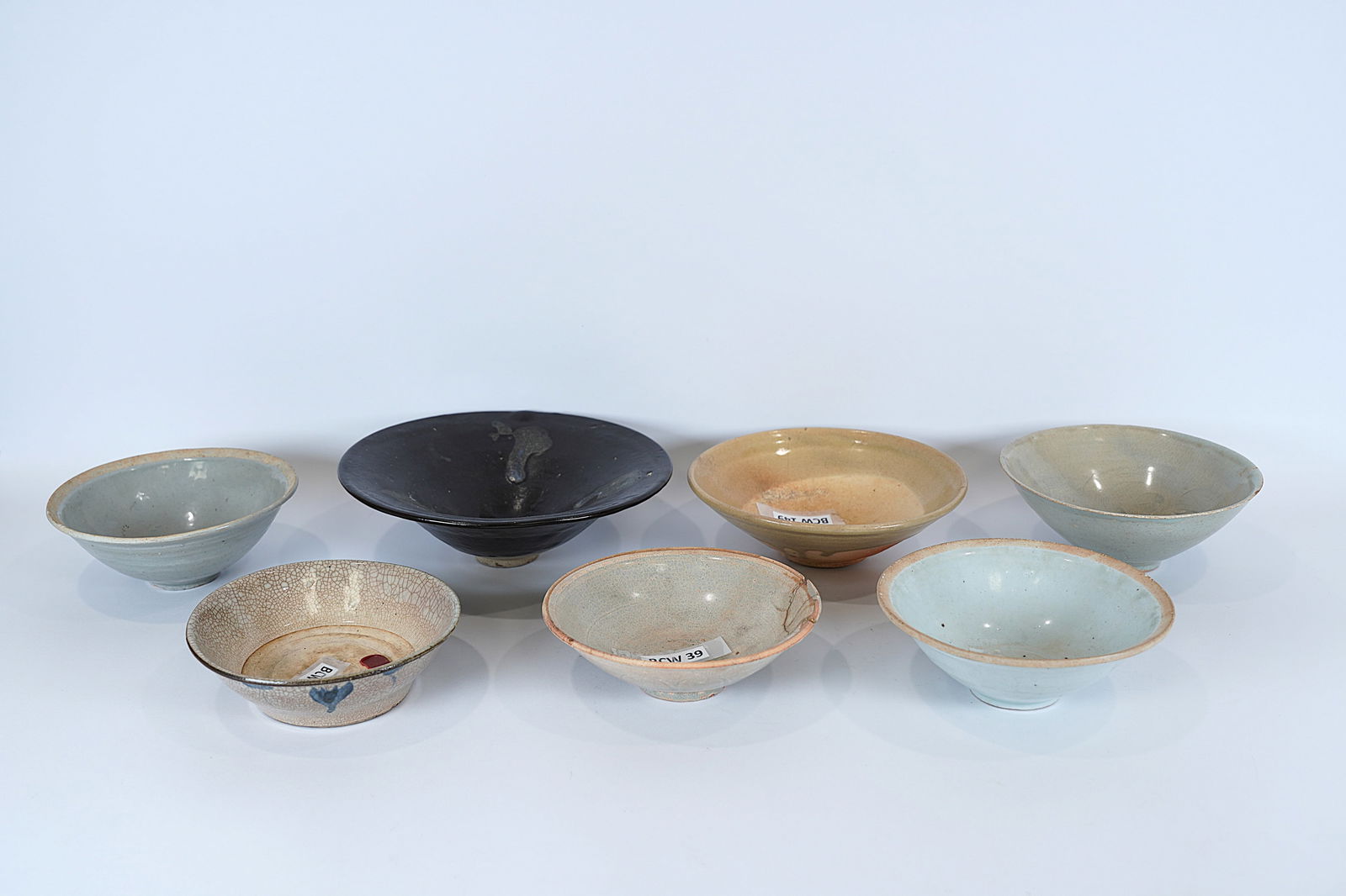 Lots Chinese antique bowls: Lots Chinese fine antique bowls. Condition selling it as is. Largest H: 3" x W: 8.75."