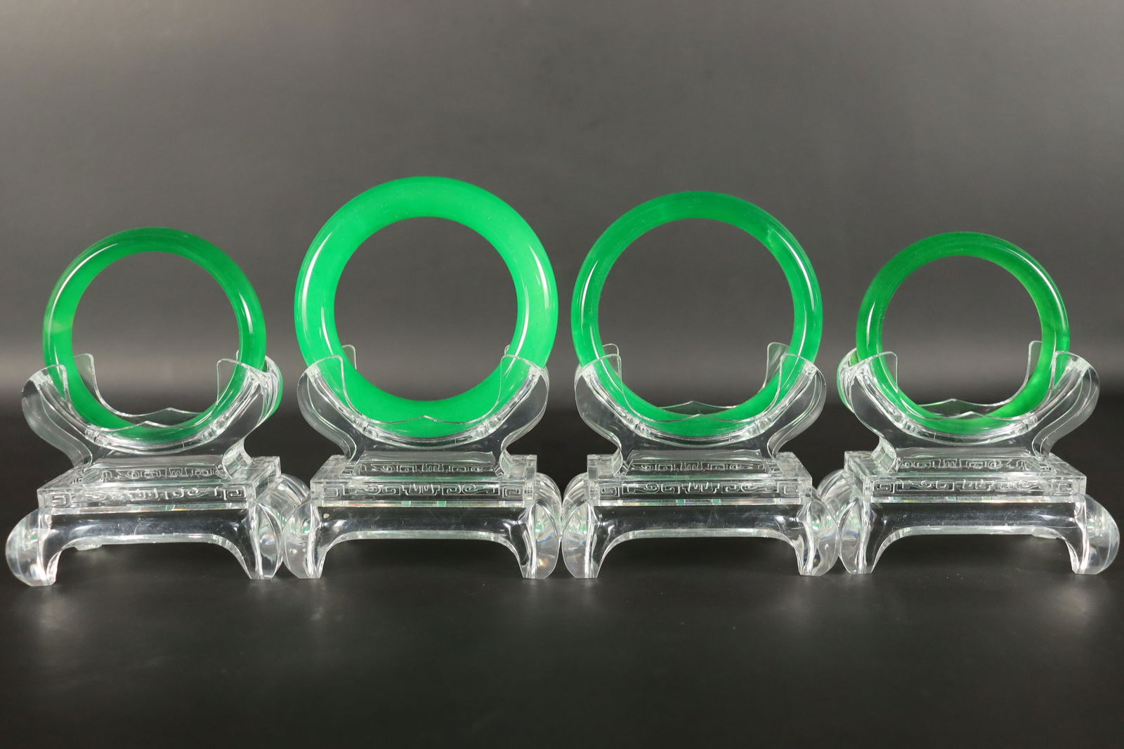 Lots Chinese fine bangles: Lots Chinese fine apple green bangles.