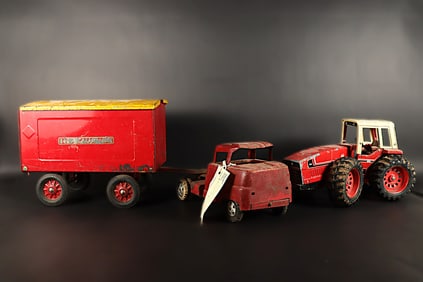 Lots vintage metal toy. Largest H: 9.5" x W: 22."