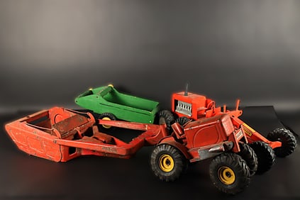 Lots vintage metal toy. Largest H: 8.5" x W: 31."