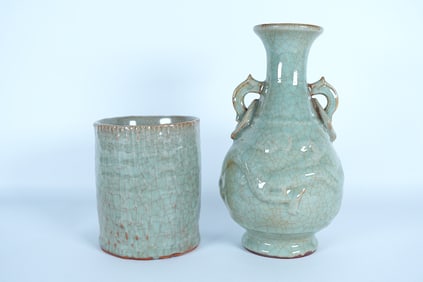 Lots Chinese crackled vase. H: 9.1" x W: 5.2."