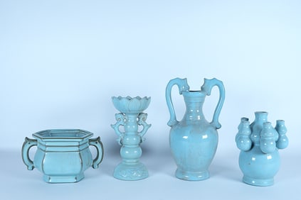 Lots Chinese fine vase. Largest H: 9.1" x W: 5.2."