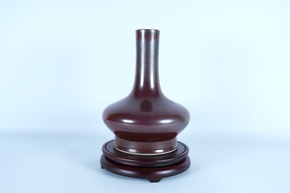 Chinese fine vase. H: 10" x W: 7.2." From a major estate.