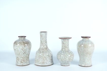 Lots Chinese fine crackled vase. H: 6.7" x W: 4."