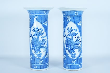 2 Chinese blue and white fine vase. H: 10.7" x W: 3.5."