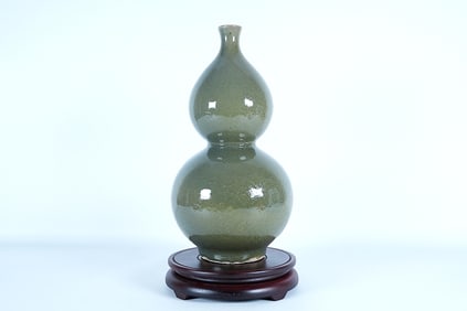 Chinese fine gourd vase. H: 12.5" x W: 7."