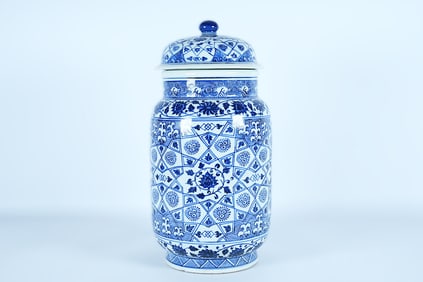 Chinese large fine blue and white lidded jar. H: 12.5" x W: 6.5."