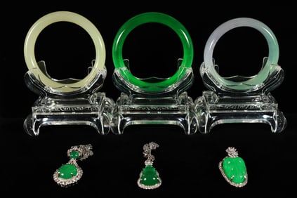 Lots Chinese fine items.