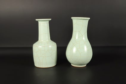 Lots Chinese fine crackled vase. Largest H: 7.5" x W: 3.7."