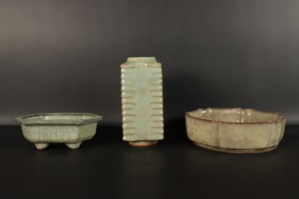 Lots Chinese fine porcelains, largest H: 7" x W: 3."