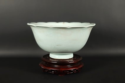 Chinese large white bowl. H: 4" x W: 7.8."