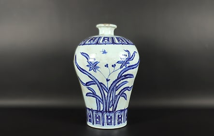 Chinese fine blue and white vase. H: 11" x W: 6.5."