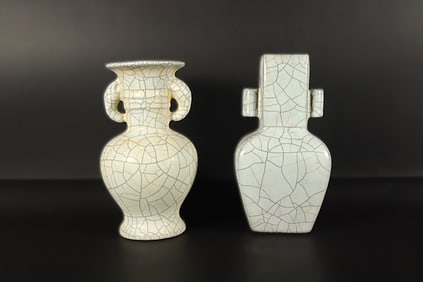 Chinese fine crackled vase. H: 8.2" x W: 4.4."